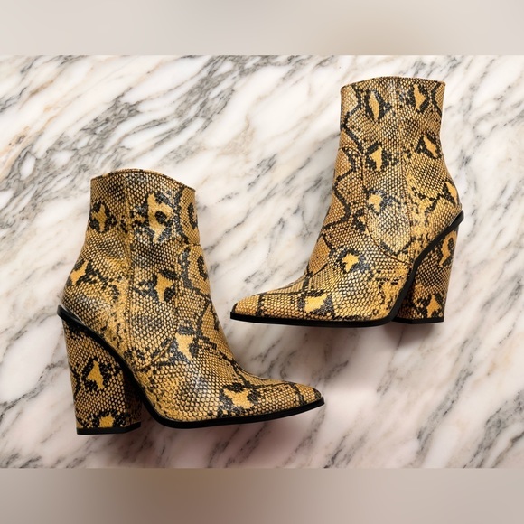 STEVE Madden Women's Rarely Western Leather Booties - Picture 4 of 11